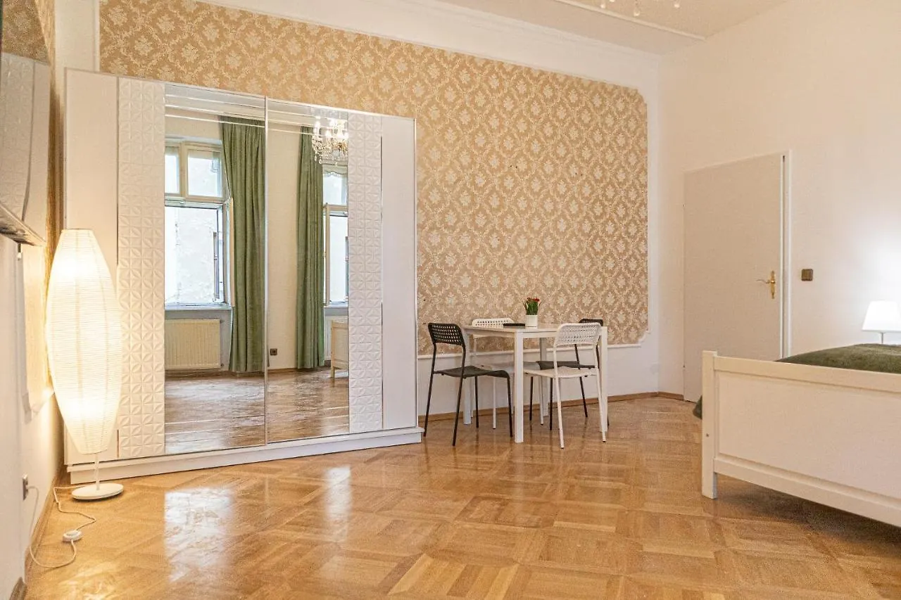 Friendly 4Br Shared Apt- Near Downtown Viena